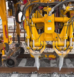 大型養(yǎng)路搗固機(jī)作業(yè)應(yīng)注意事項(xiàng)